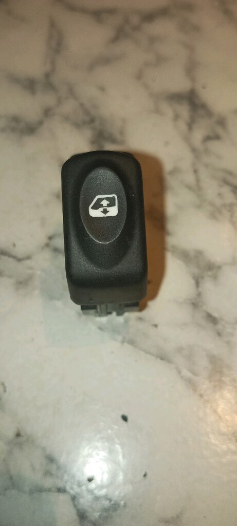Renault araçlarda kullanılan tekli elektrikli cam açma düğmesidir (ana - 3