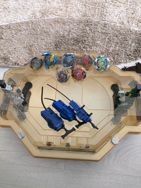 BEYBLADE BURST ARENALI SET pazarlık yok