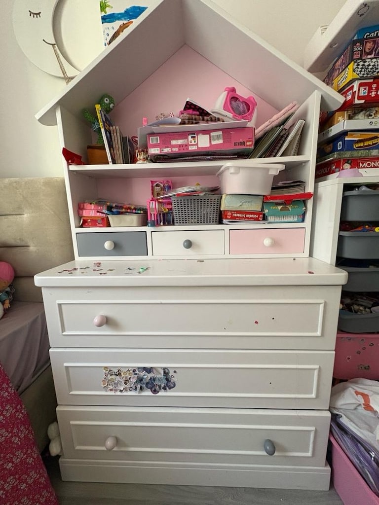çekmeceli konsol, ikea masa ve sandalye