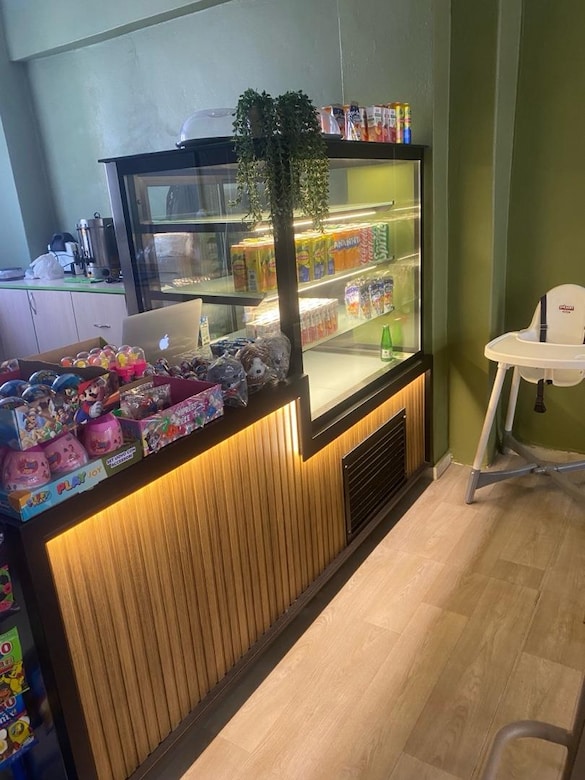 ACİL SATILIK – Kafe Tezgahı + Soğutmalı İçecek Tatlı Dolabı