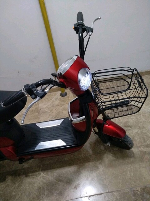 Elektrikli motosiklet. Temiz az kilometre yapmış.Kozmatiği güzel.