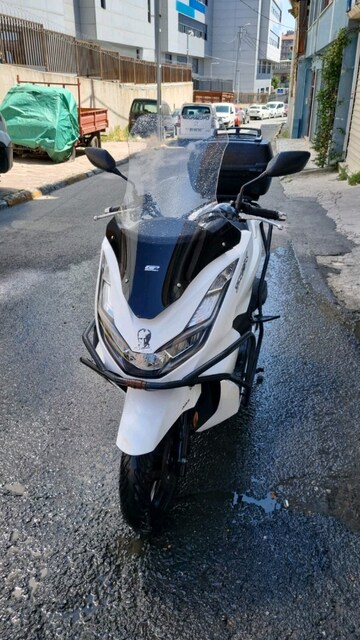 2022 moden pcx bakımlı araç gezme motorudur kurye motoru degildir