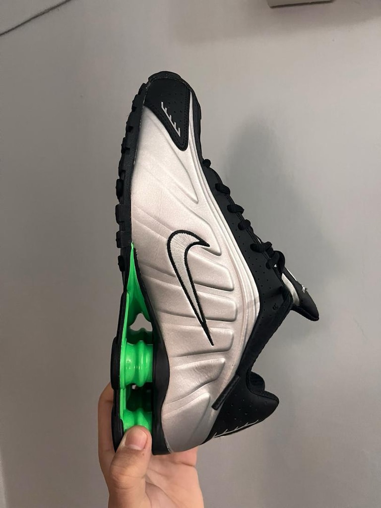 Nike Shox R4 Metallic Silver Green Strike - 5