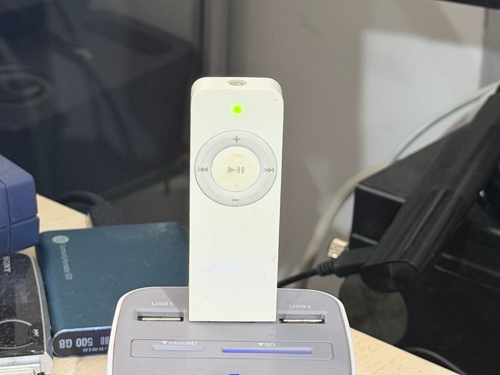 Apple iPod Shuffle A1112 1st Gen 512MB White MP3 Player USB - 10