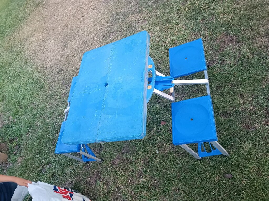 4 adet kamp sandalyesi 2 si uzun sırtli minderli 1 adet portatif masa - 6