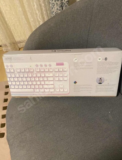 Logitech G LIGHTSYNCRGB Aydınlatmalı 715 Kablosuz Klavye