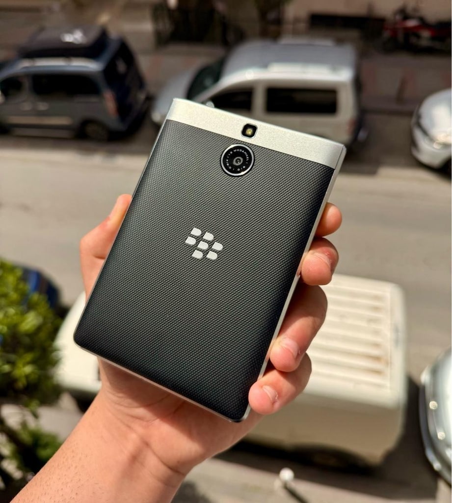 BlackBerry Passport Silver Limited Edition - 3