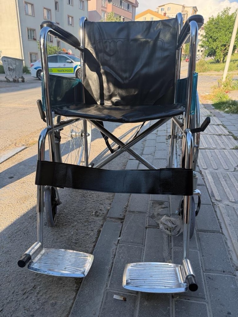 TEKERLEKLi SANDALYE