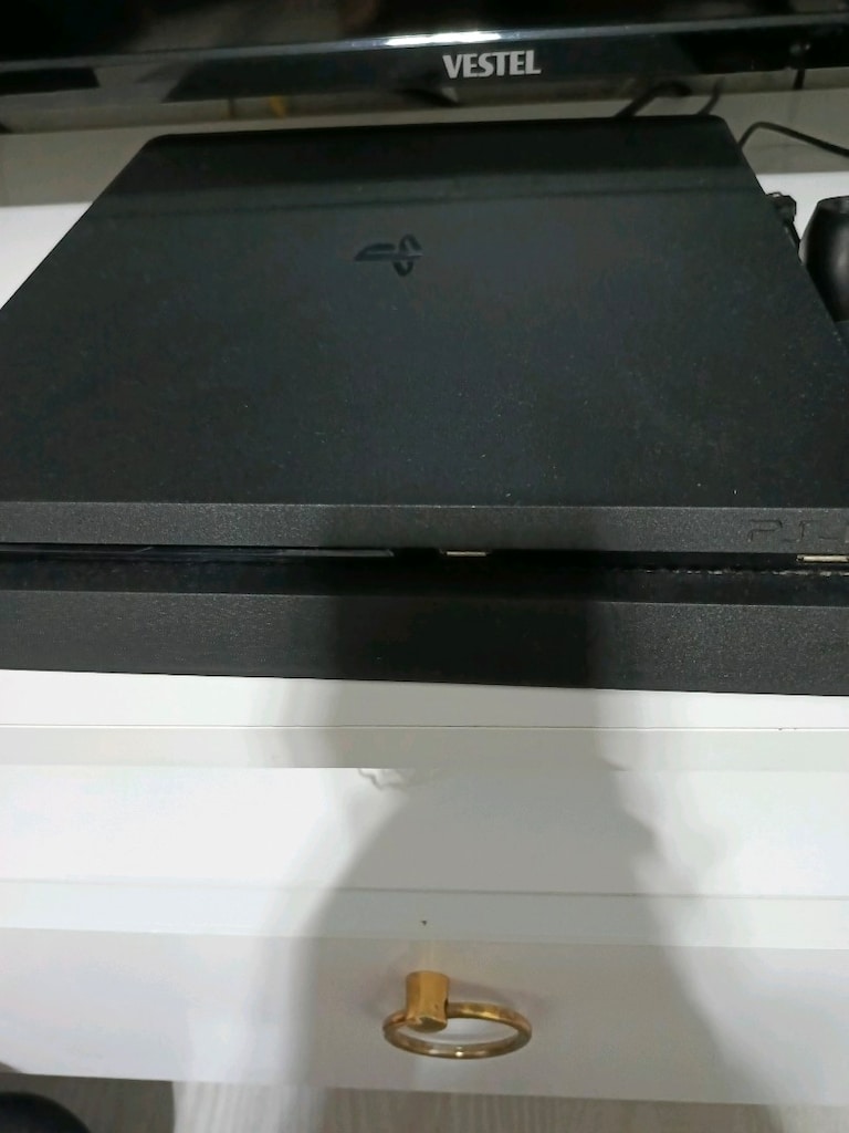 PlayStation 4 Slim - 4