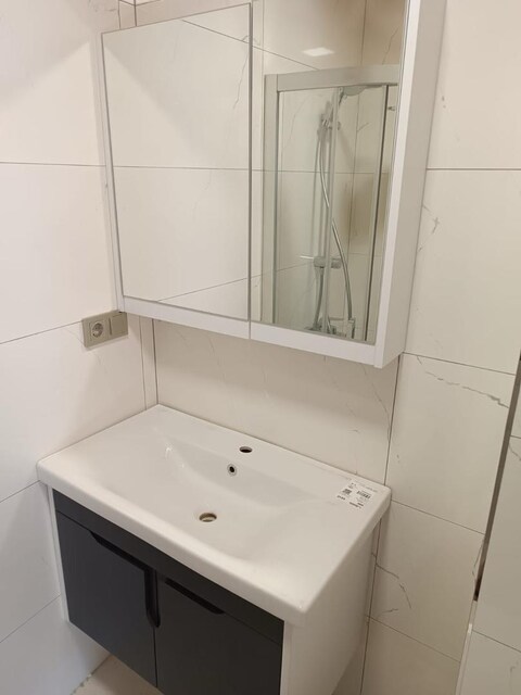 Acil Banyo Lavabosu ve Aynası