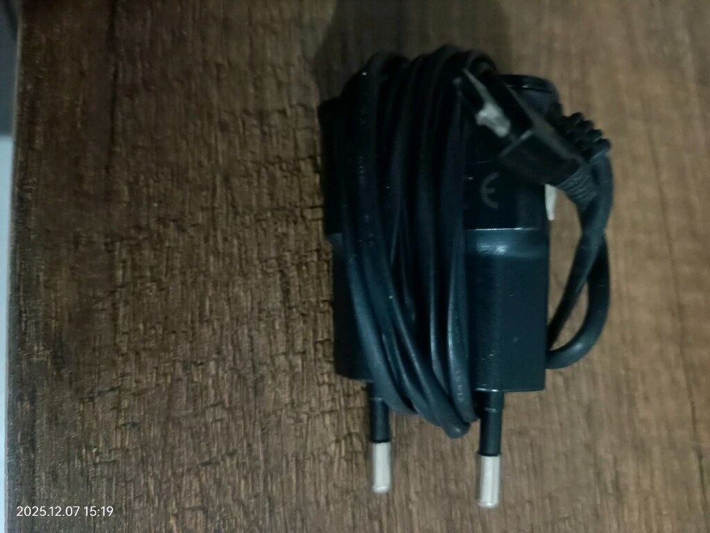 ESKİ VE YENİ CEP TELEFON ŞARJ ÇİHAZLARI VE KULAKLIKLA - 8