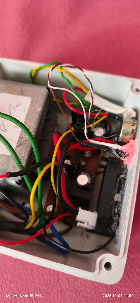 ayarlı1.5 12.5volt mak.3amper göstergeli mini adaptör 900tl - 12