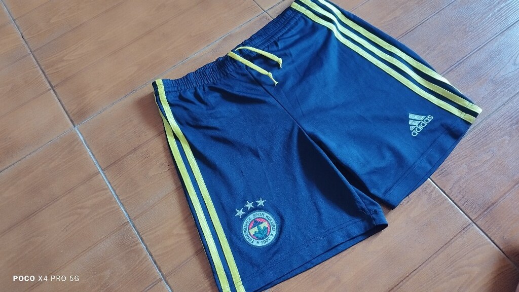 #Adidas Fenerbahçe şort. .Eni 48 Boyu 44 Ufak kusuru var..