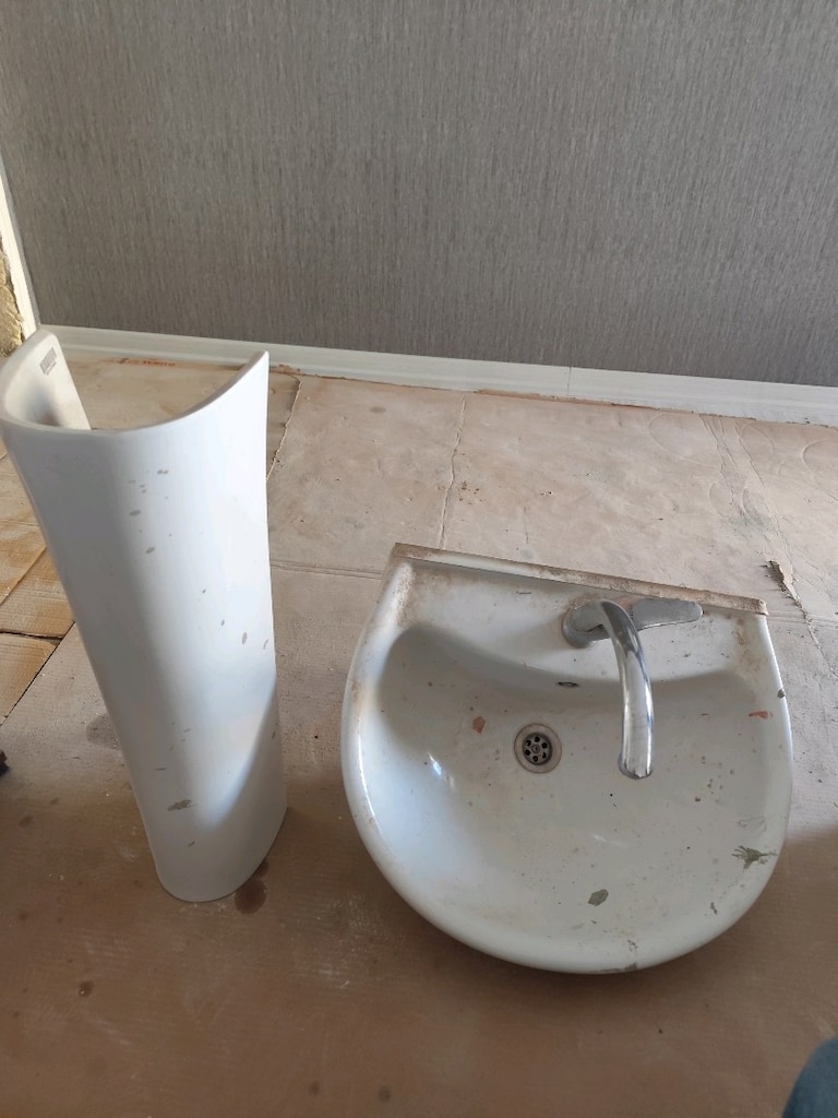 Kullanışlı Lavabo Ayağı ve Musluk - 2