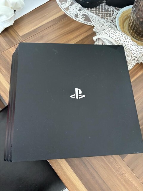 TERTEMİZ PS4 PRO 5 oyun CD li 5 oyunda yüklü