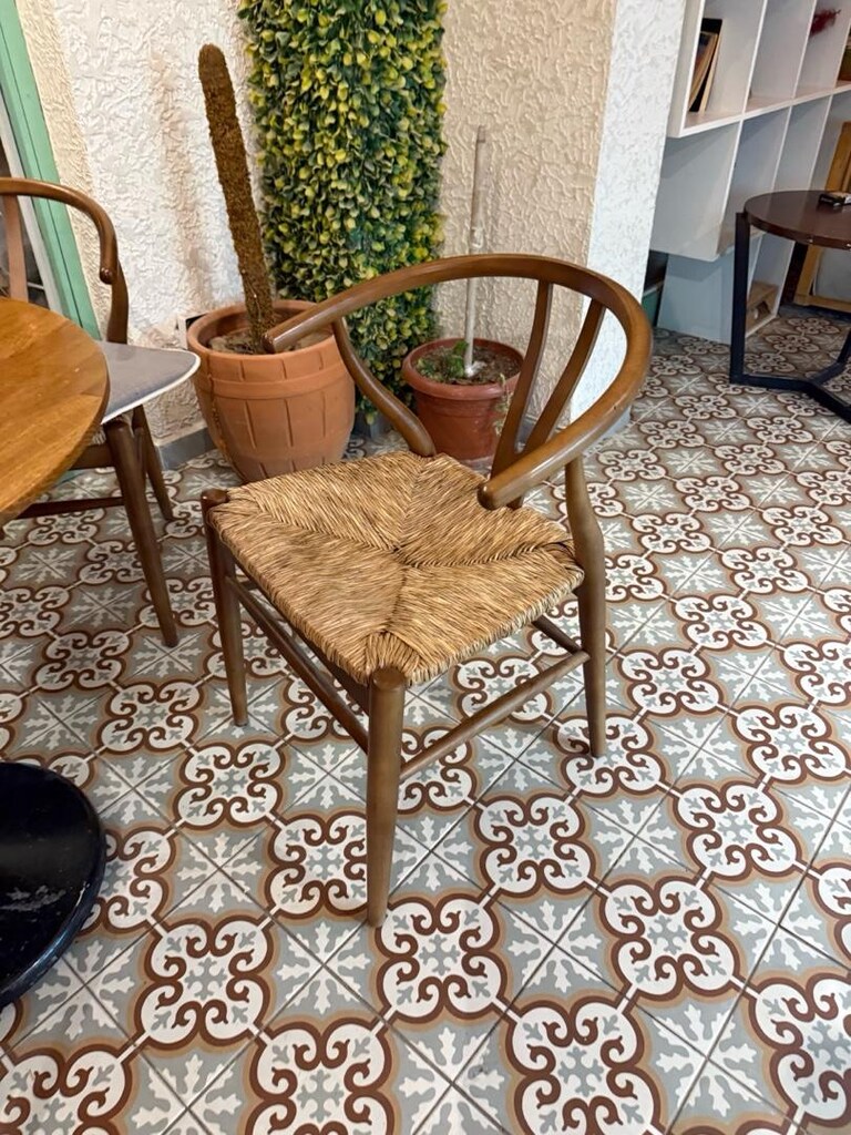 Hasır ahşap sandalye ve ceviz masa - 2