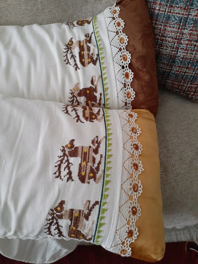 geyik islemeli uzun yastık.tanesi 800 - 2