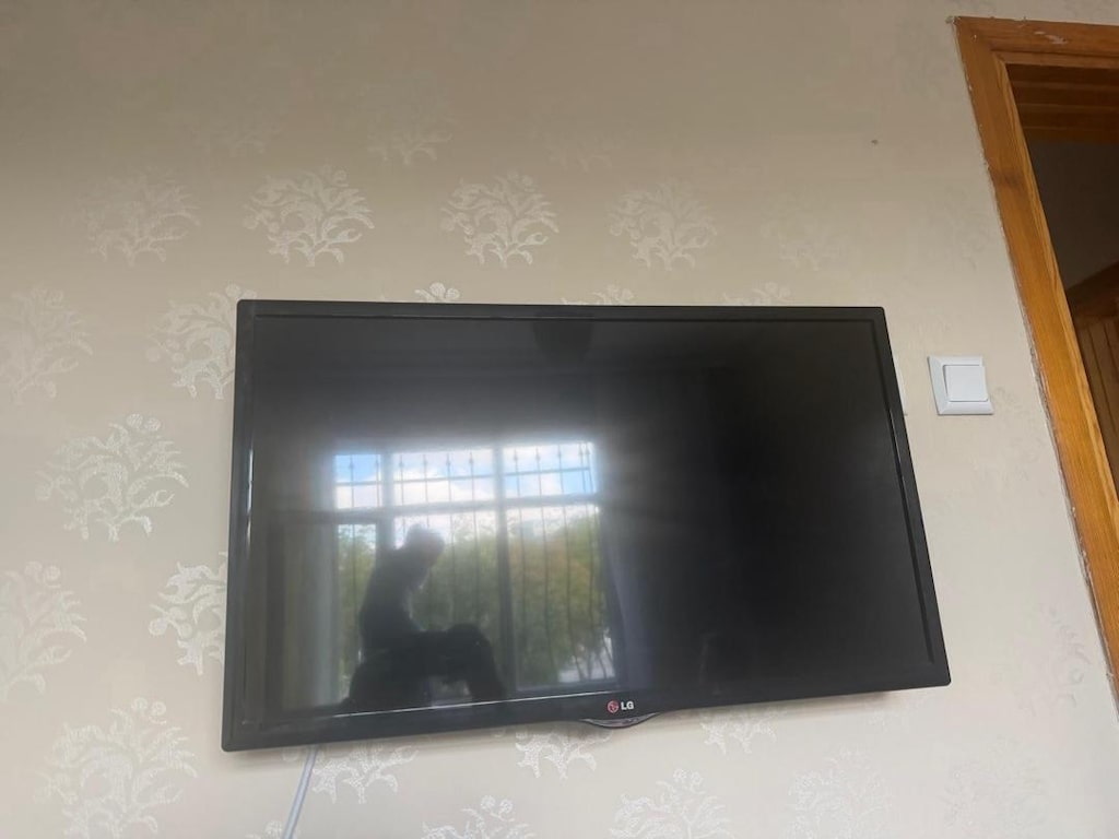 LG marka 82 ekran uydu alıcılı( duvar askı aparatı ve Tv ayak dahil) - 5