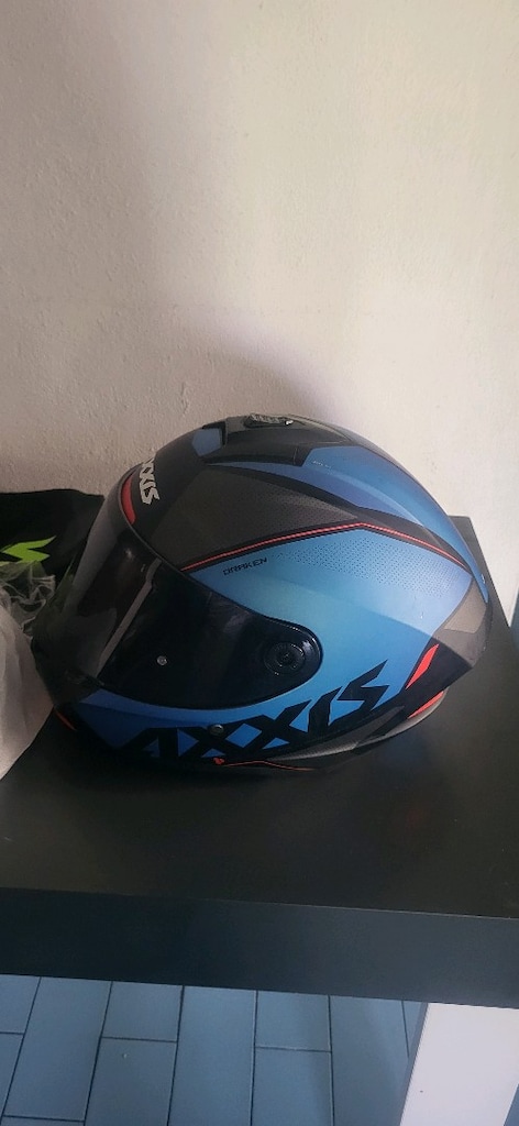 Az kullanılmış temiz motorsiklet kaskı - 2
