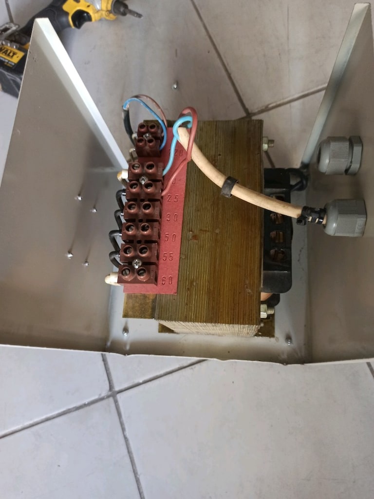 , 220 Volt girişli ve çok kademeli çıkışlı (25V, 30V, 50V, 55, 60, vol - 2