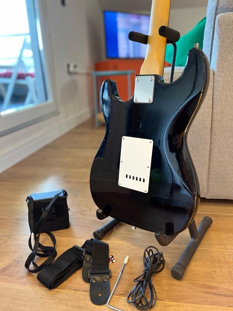 FULL SET STRAT KASA ELEKTRO GİTAR, PİLLİ AMFİ, KEMER, KABLO vs - 9