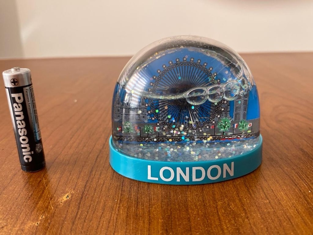 Londra temalı kar küresi, içinde London Eye ve Big Ben gibi simgeli - 2