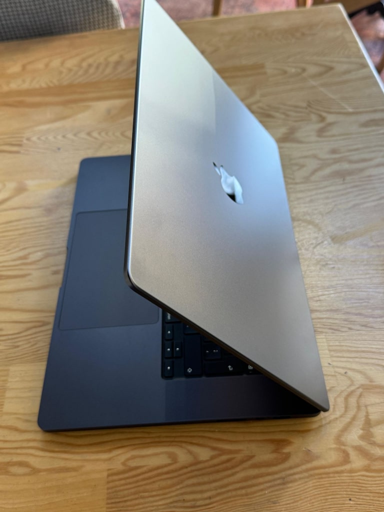 Sıfır ayarında 11 Ay Garantili M4 Çipli Macbook pro 16,7'' - 3