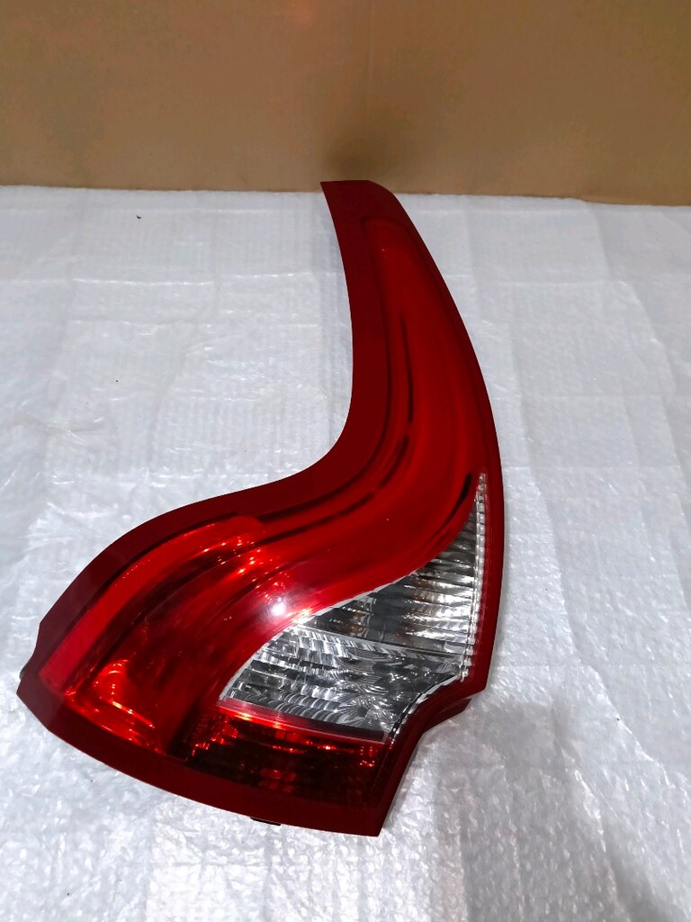 volvo × C60 sol arka stop orjinal çıkma sadece elimle gösterdiğim yer - 6