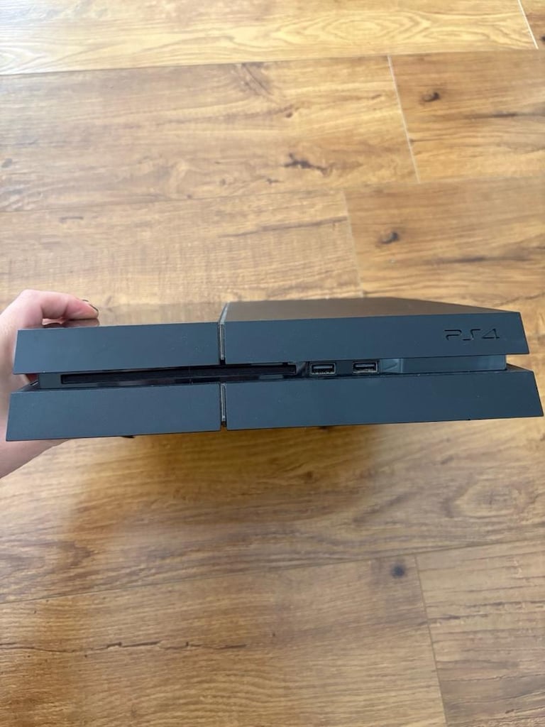 PS4 ve iki kol - 4