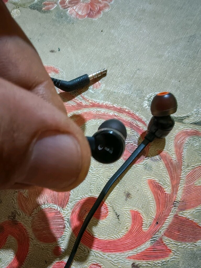 jbl kablolu kulaklık kablo giriş yerinde deformesi var çalışıyor - 4