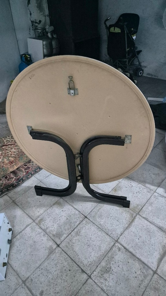 masa yuvarlak uzeri tahta deyil sert bir mazeme - 4