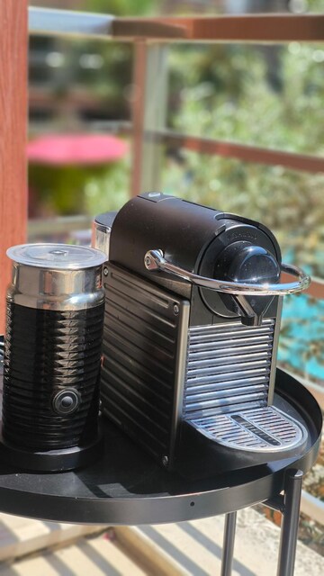 Nespresso C61 Essenza Mini + Aeroccino 3 + Display Vertical Set