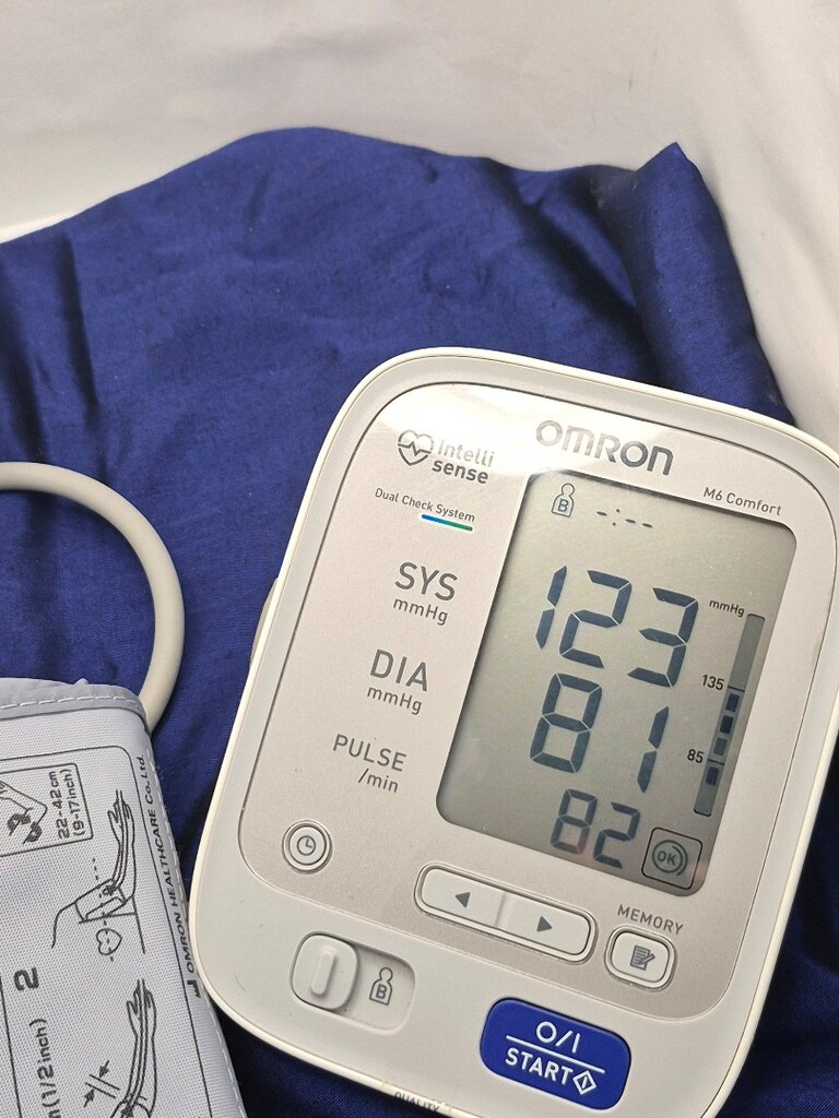 Omron M6 Comfort model tansiyon aleti. Dijital ekranı sayesinde ölçüml - 2