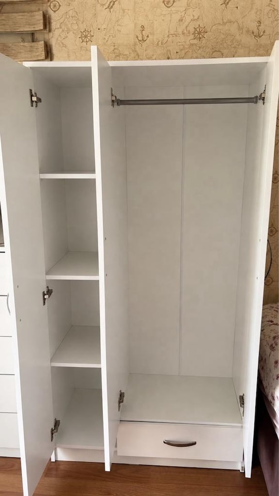 3 Kapaklı Beyaz Gardırop – Raflı ve Çekmeceli, Çok Temiz - 2