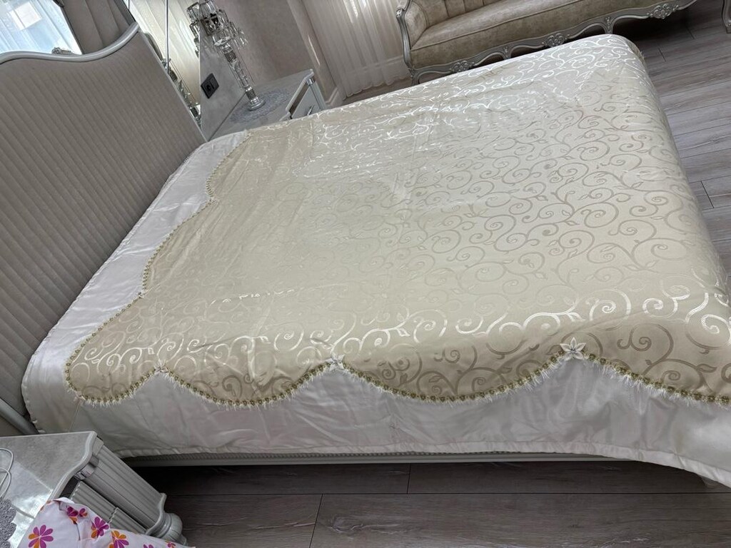 Çift kişilik bej yatak örtüsü