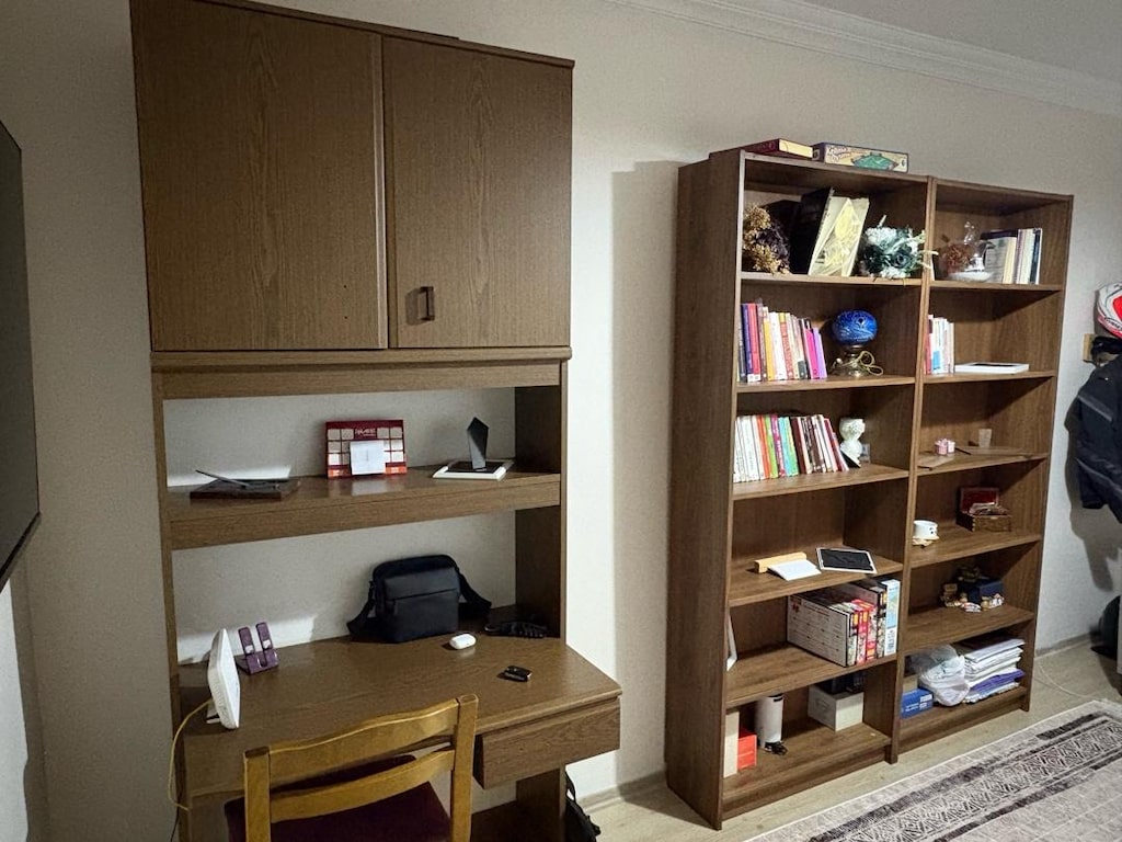 İkea kitaplıklar ve kelebek mobilya çalışma masası