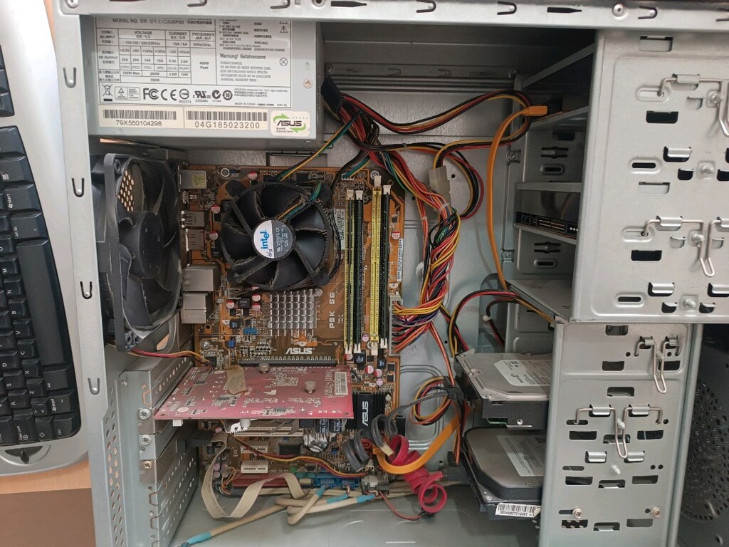 bilgisayar monitörü ve kasa klavye ve mouse - 4