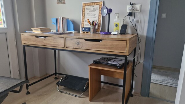 IKEA çalışma mas. sıfır gibi /ölçü 130X58 Yükseklik: 75 cm
