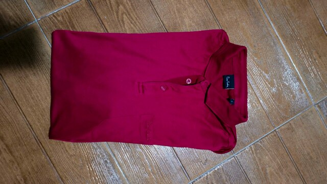 Pierre Cardin tshirt. Bir koltuk altı uçtan diğer uca yanlamasına eni