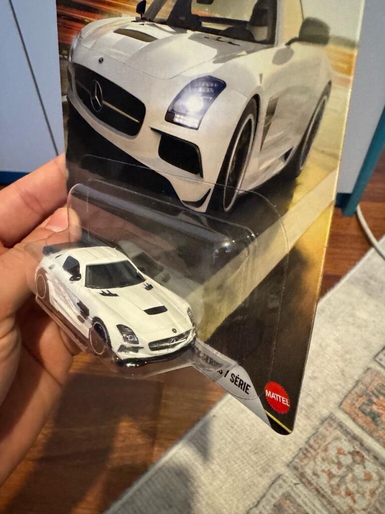 Hot Wheels Mercedes-Benz SLS AMG Coupe - 2