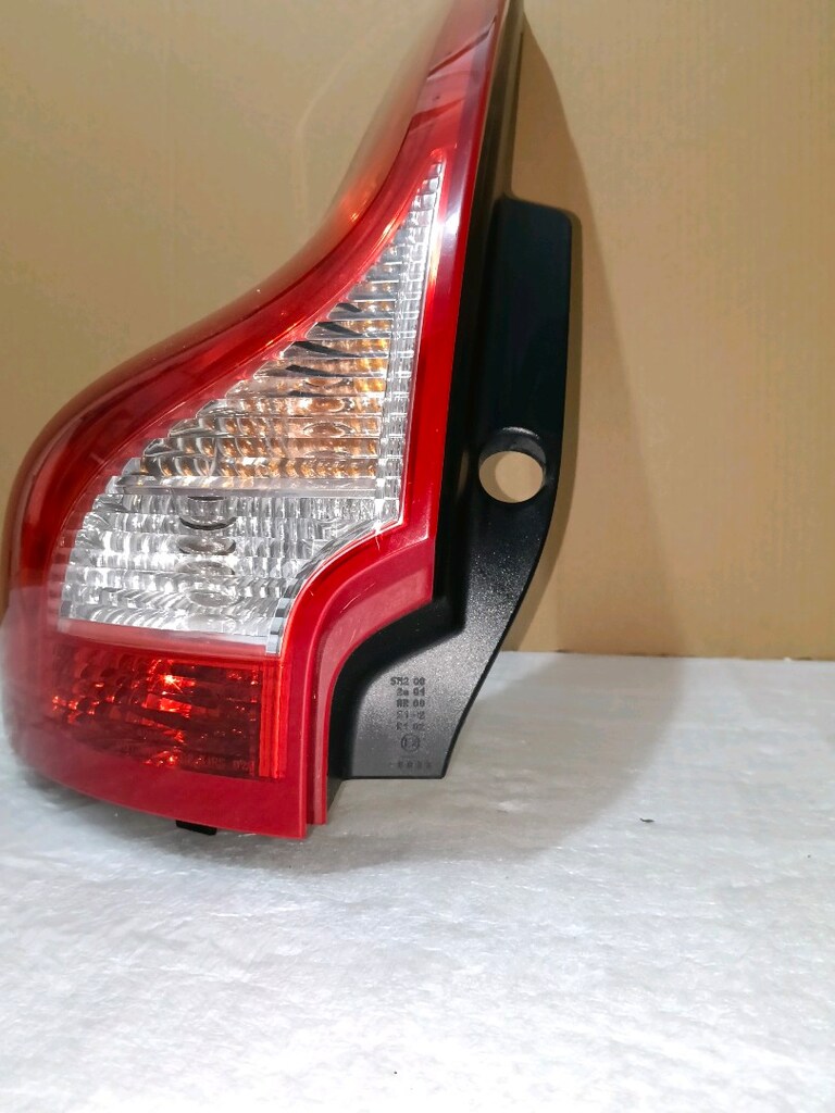 volvo × C60 sol arka stop orjinal çıkma sadece elimle gösterdiğim yer - 10