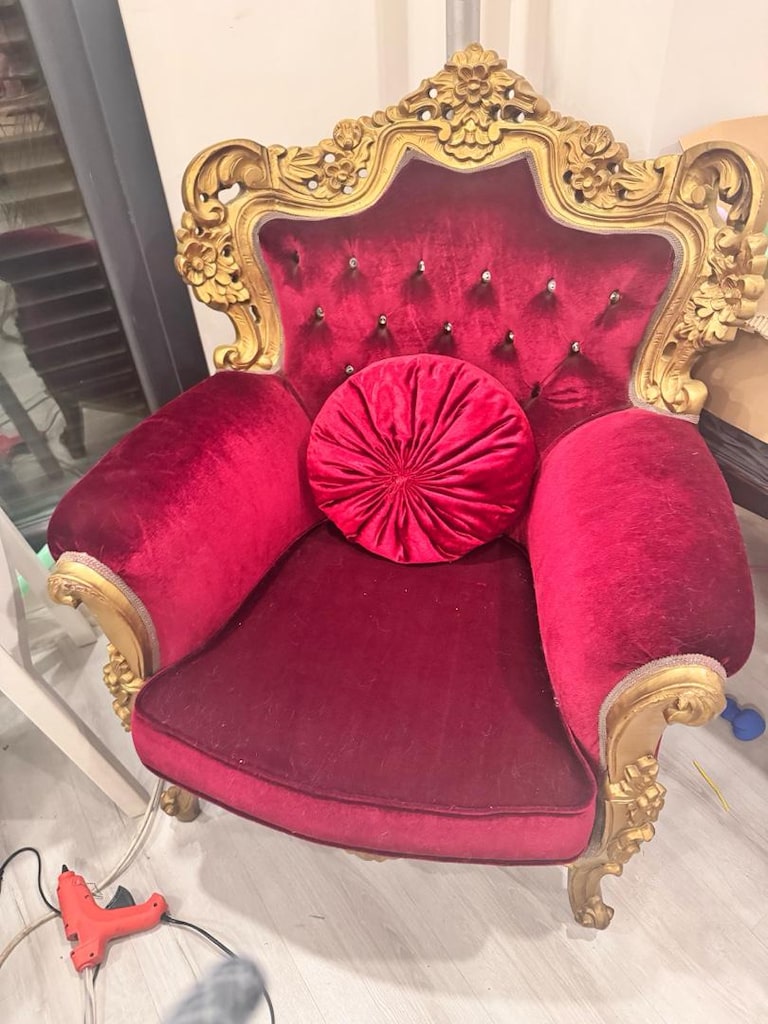Kırmızı Kadife Koltuk - 2