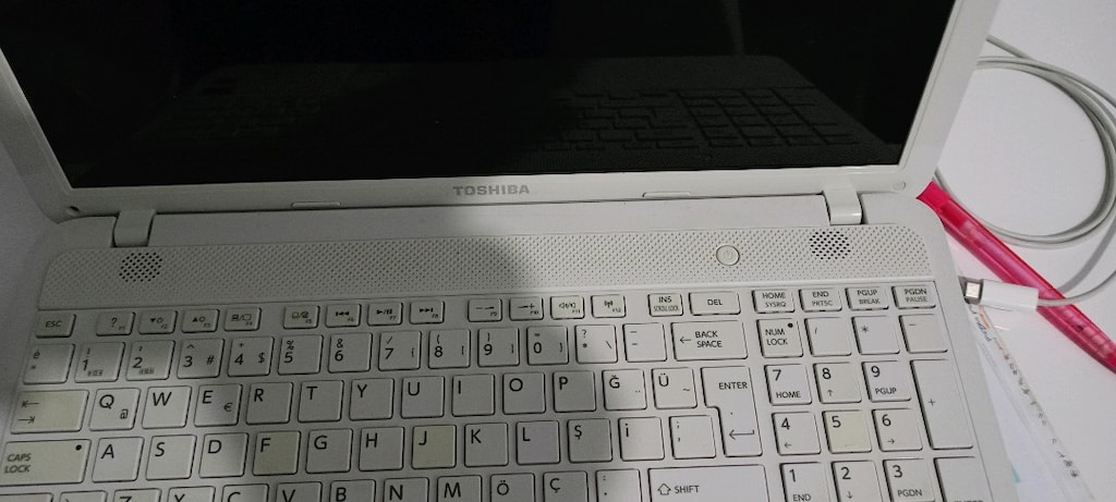 Toshiba Catellite C855D Notebook - 4
