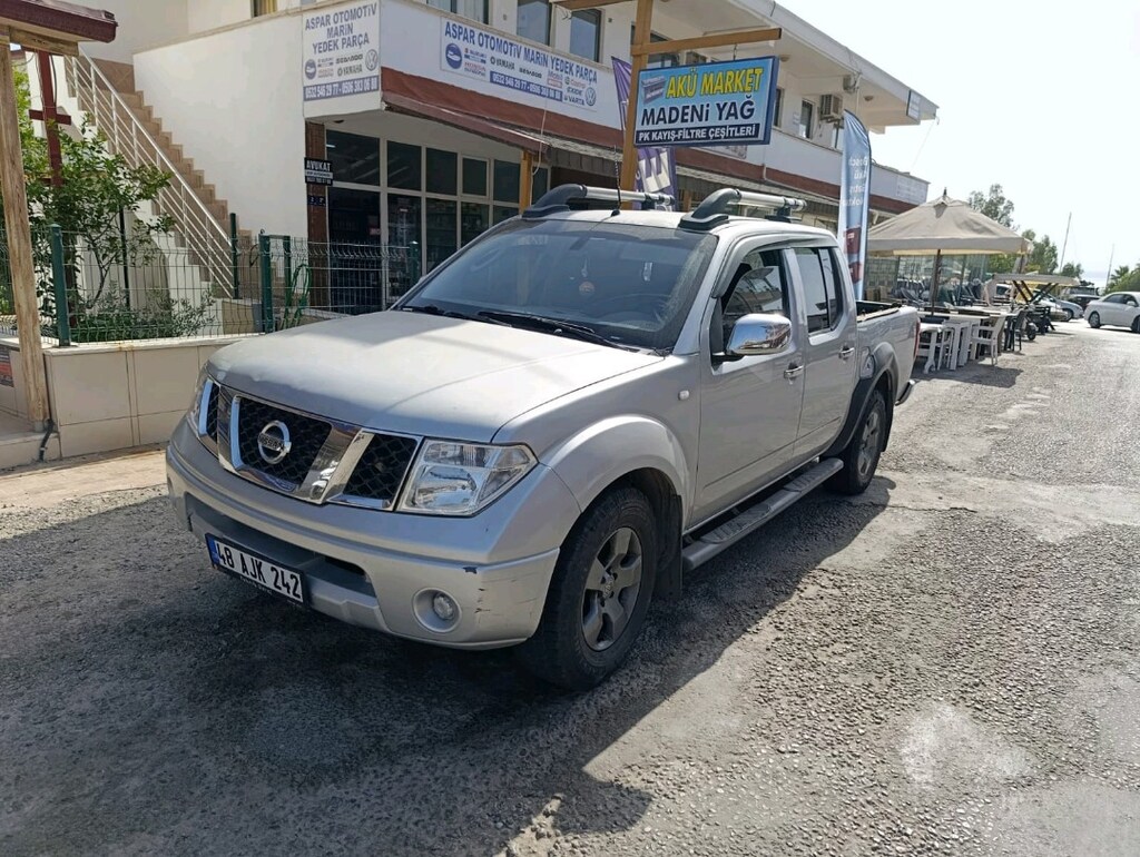 NiSSAN NAVARA D40 - 2