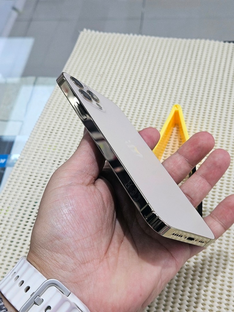 iPhone 12 Pro Gold - 4