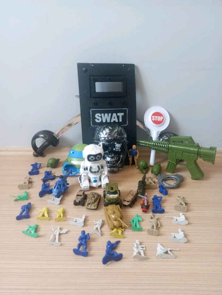 48 PARÇA ASKER OYUNCAK SETİ VE HOTWHEELS SETLERİ