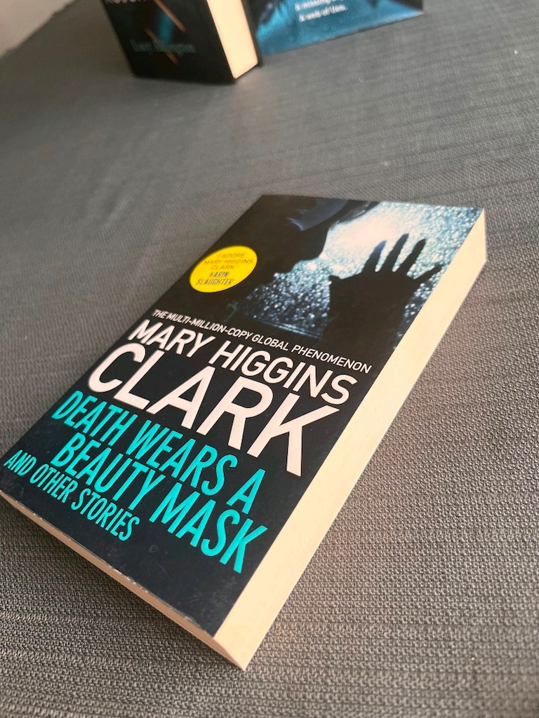 Death Wears a Beauty Mask İngilizce Gerilim Gizem Roman Kitap - 3