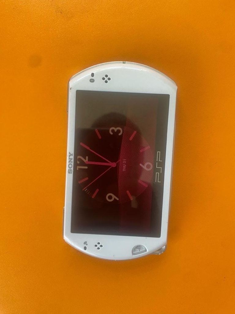 Sony PSP Go Beyaz (N1004) - 16 GB Dahili Hafızalı Koleksiyonluk - 7