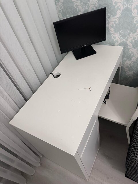 Monitör ve calışma masası