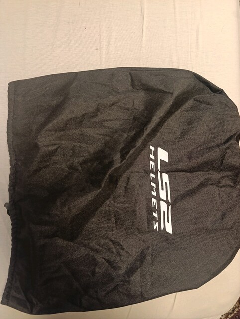 LS2 kask koyma/taşıma çantası gibi görünüyor. Temiz durum